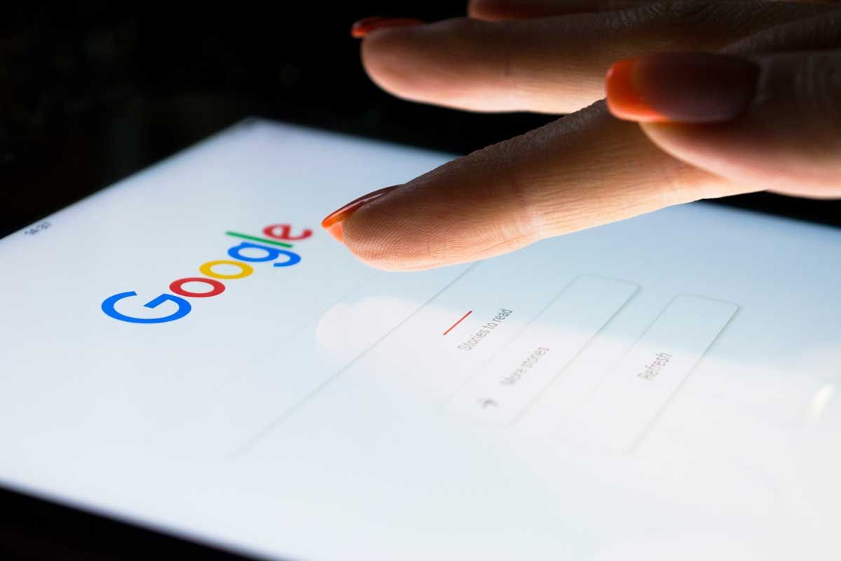 Iemand zoekt op Google op een tablet