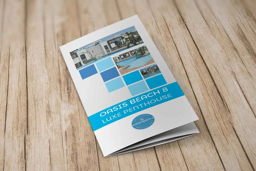 De dichtgevouwen folder met de voorkant van het appartement aan zee