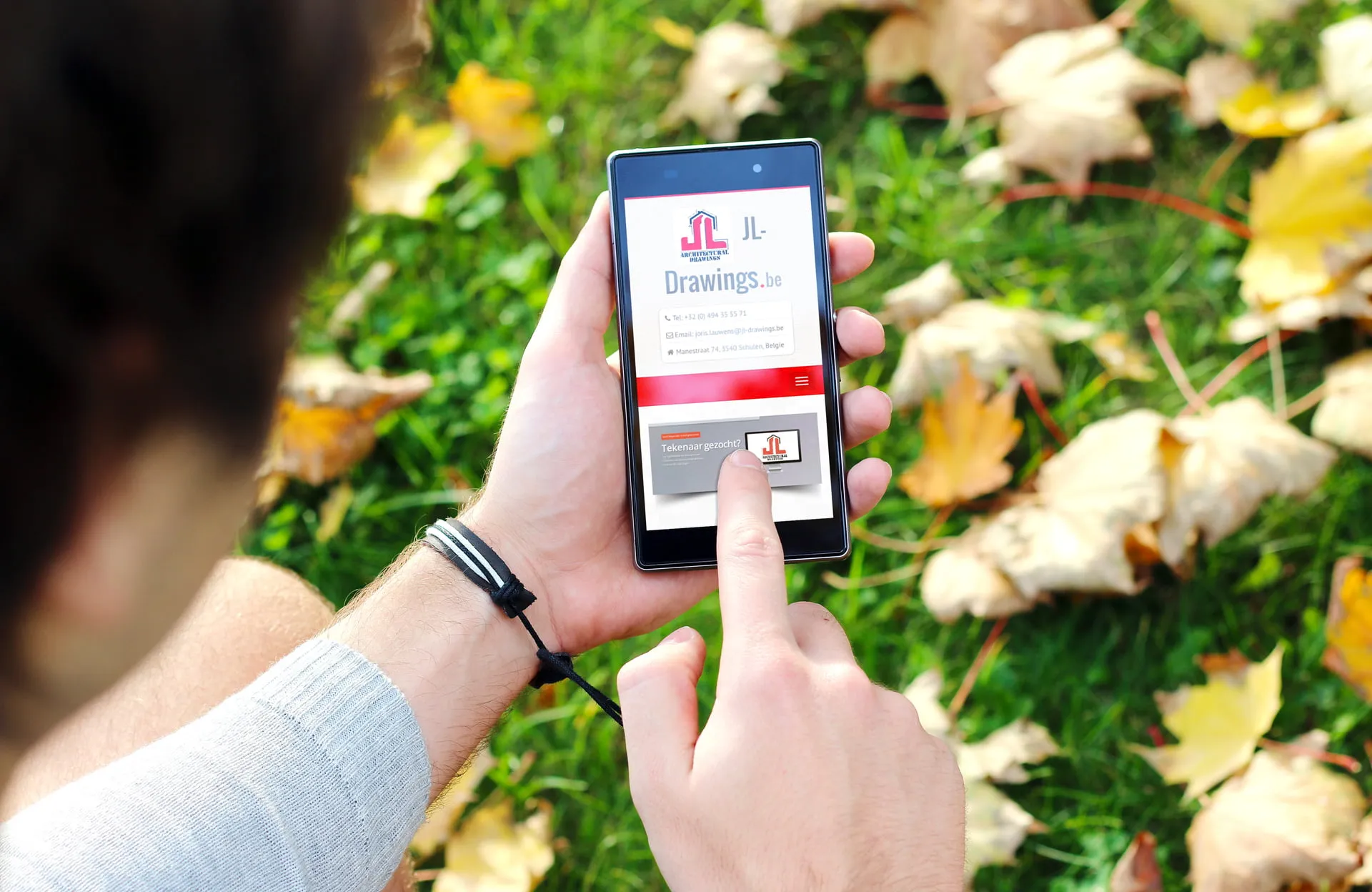 De mobiele versie van de portfoliosite op een smartphone in de hand