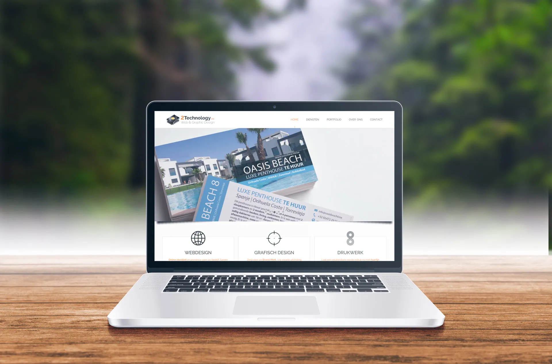 De startpagina van de verhuurwebsite op een laptop op een houten tafel